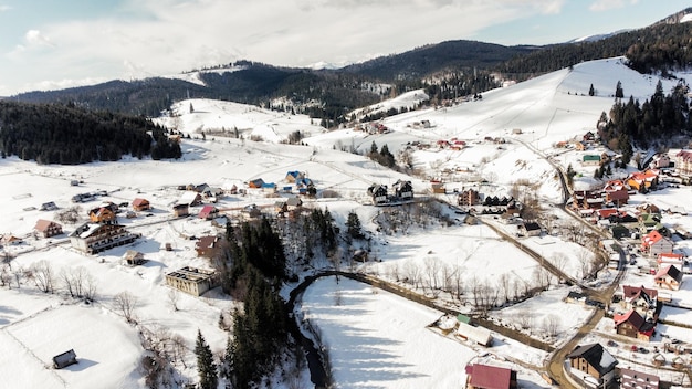 Hermosa vista de la ciudad nevada en las montañas día frío nevado clima helado temporada nieve invierno d