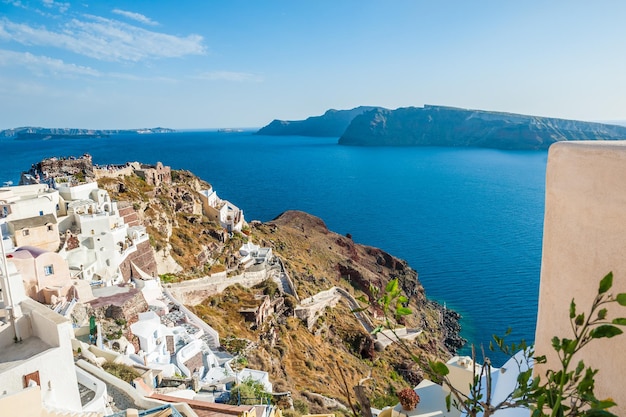 Hermosa vista de la ciudad de Oia al atardecer. Arquitectura blanca en la isla de Santorini, Grecia.