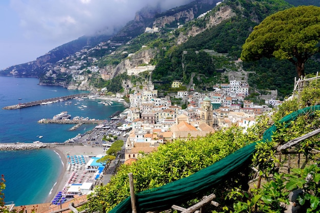 Hermosa vista de la ciudad y el puerto de Amalfi desde la ruta en la costa de Amalfi, Italia