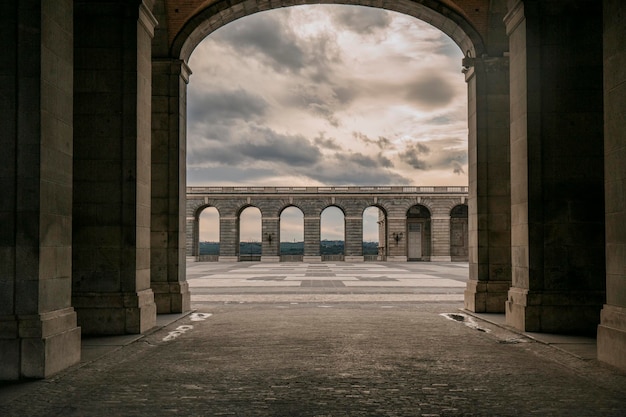 Hermosa vista de la ciudad a través de arcos de estilo romántico.