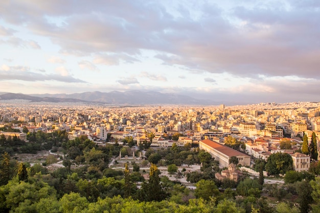 Hermosa vista de la Colina del Areópago en Atenas, Grecia