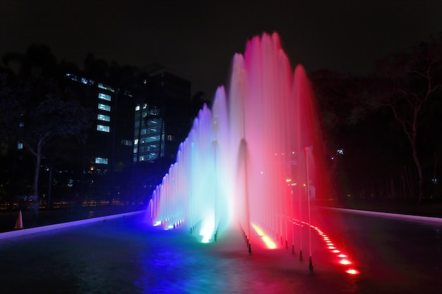 Hermosa vista de una colorida fuente de agua, dentro del mágico circuito de agua de Lima.