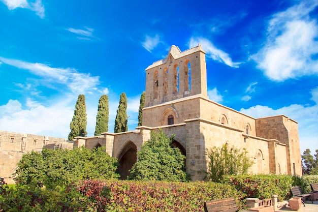 Hermosa vista de la construcción de la Abadía de Bellapais en Kyrenia, República del Norte de Chipre