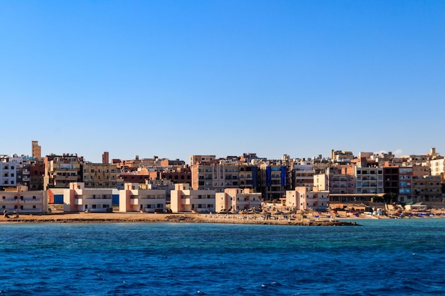 Hermosa vista de la costa con casas y hoteles en Hurghada, Egipto. Vista desde el mar rojo