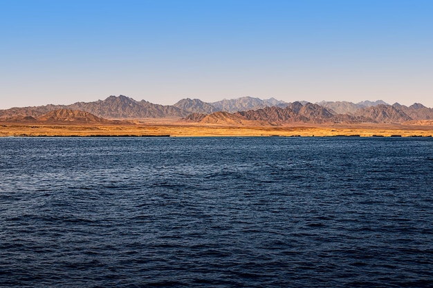 Hermosa vista de la costa de la montaña dorada desde el mar azul mar rojo egipto