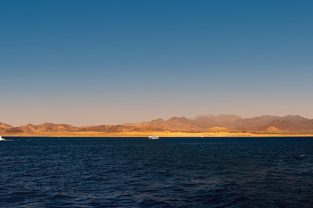 Hermosa vista de la costa de la montaña dorada desde el mar azul mar rojo egipto