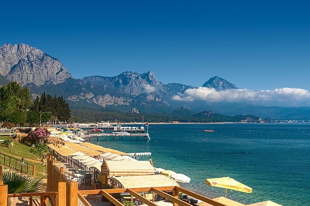 Hermosa vista de la costa de las montañas de Kemer y el mar Playa de Kemer Turquía