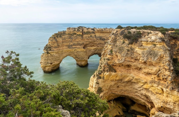 Hermosa vista de la costa portuguesa en la región del Algarve