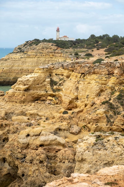 Hermosa vista de la costa portuguesa en la región del Algarve