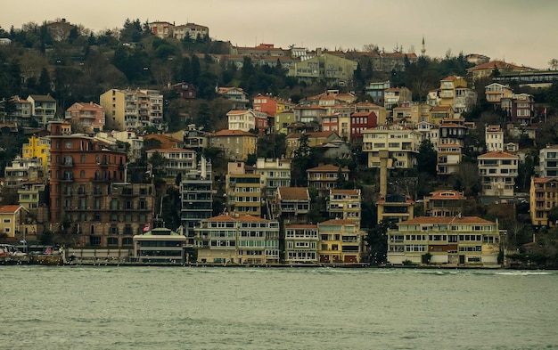 Hermosa vista de la costa y el puente del Bósforo en Estambul