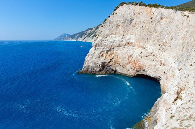 Hermosa vista de la costa rocosa de verano cerca de la playa de Porto Katsiki en el Mar Jónico (Lefkada, Grecia)