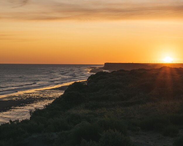 Hermosa vista de la costa vacía al atardecer