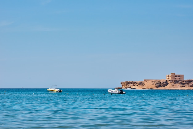 Hermosa vista del costo del mar contra el cielo azul