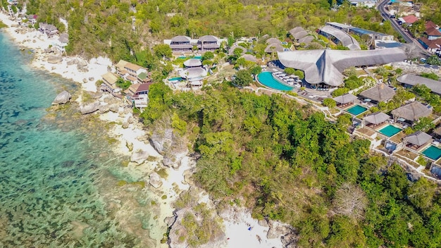 Una hermosa vista de drones de la playa de Padang Padang en Bali Indonesia