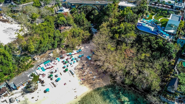 Una hermosa vista de drones de la playa de Padang Padang en Bali Indonesia