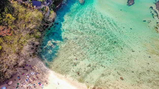 Una hermosa vista de drones de la playa de Padang Padang en Bali Indonesia