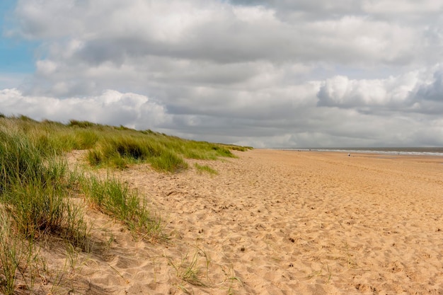 Hermosa vista de las dunas y la pasarela de arena a la playa en Yorkshire, Reino Unido