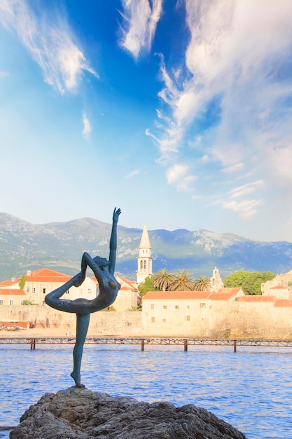 Hermosa vista de la escultura Bailarina Bailarina de Budva al atardecer, Budva, Montenegro