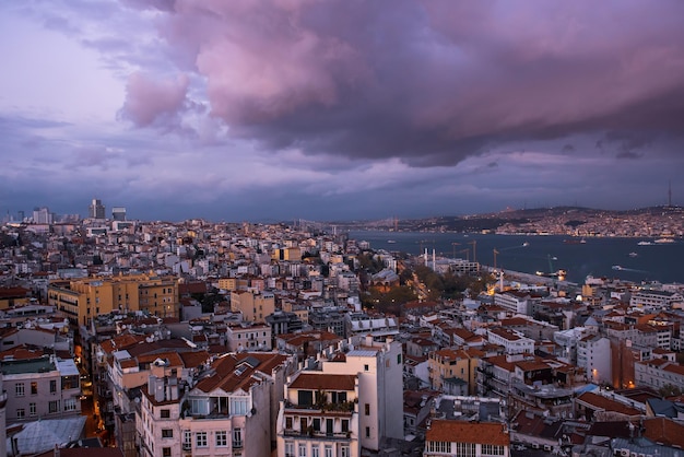 Hermosa vista a Estambul Turquía con el tormentoso y dramático cielo oscuro y las nubes viajes al aire libre fondo turco