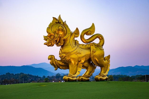 Una hermosa vista de la estatua dorada de Singha en Singha Park Chiang Rai Tailandia