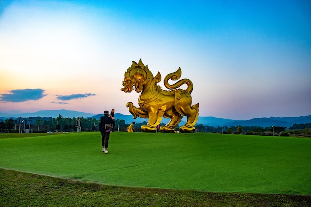 Una hermosa vista de la estatua dorada de Singha en Singha Park Chiang Rai Tailandia