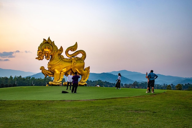 Una hermosa vista de la estatua dorada de Singha en Singha Park Chiang Rai Tailandia