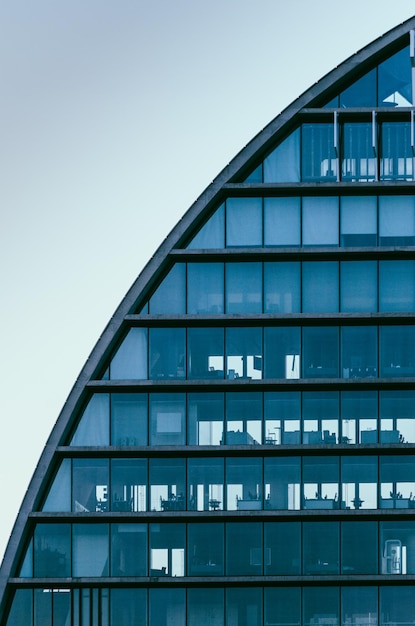 Hermosa vista de la fachada frontal de un edificio moderno con ventanas de vidrio