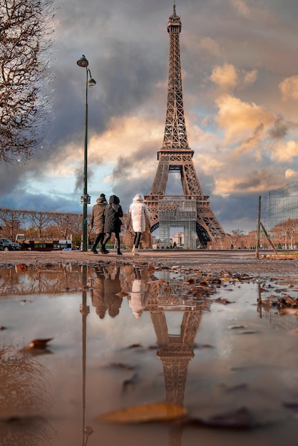 Hermosa vista de la famosa Torre Eiffel en París, Francia durante la mágica puesta de sol. Los mejores destinos de Europa - París.