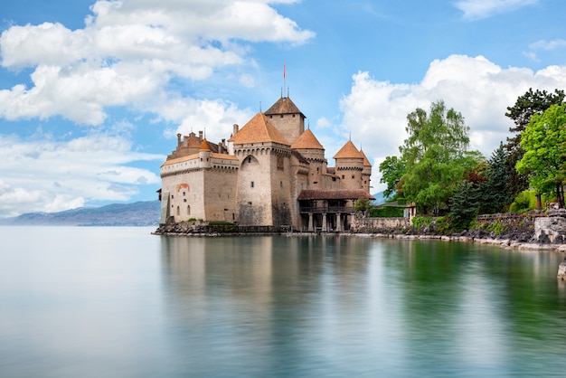 Hermosa vista del famoso castillo de Chillon en el lago de Ginebra, Suiza