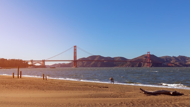 Hermosa vista del famoso puente Golden Gate en San Francisco.