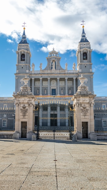 Hermosa vista de un famoso sitio turístico de Madrid en España Catedral de La Almudena
