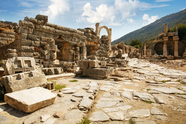 Hermosa vista de Éfeso arruina Turquía en día de verano Concepto de turismo histórico en Turquía