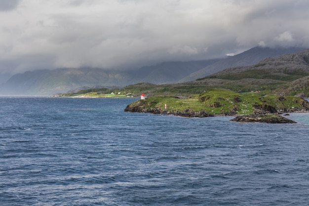 Hermosa vista de los fiordos noruegos con agua turquesa rodeada de cielo nublado