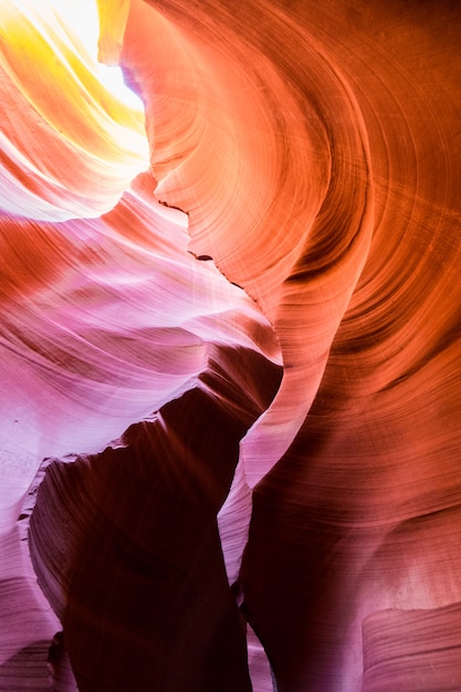 Hermosa vista de las formaciones de arenisca de Antelope Canyon en Arizona