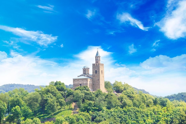 Una hermosa vista de la fortaleza de Veliko Tarnovo, Bulgaria en un día soleado de verano