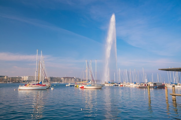 Hermosa vista de la fuente de chorros de agua en el lago de Ginebra, Suiza.