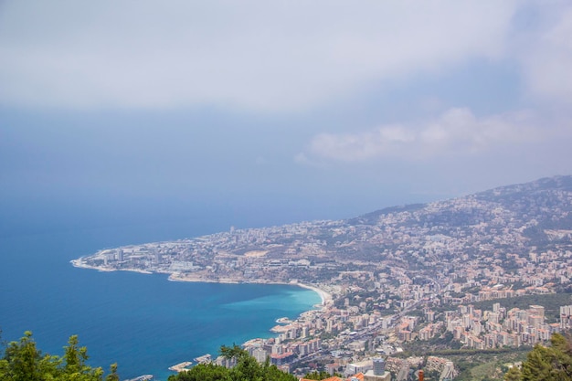 Hermosa vista del funicular en la ciudad turística de Jounieh desde el Monte Harisa, Líbano