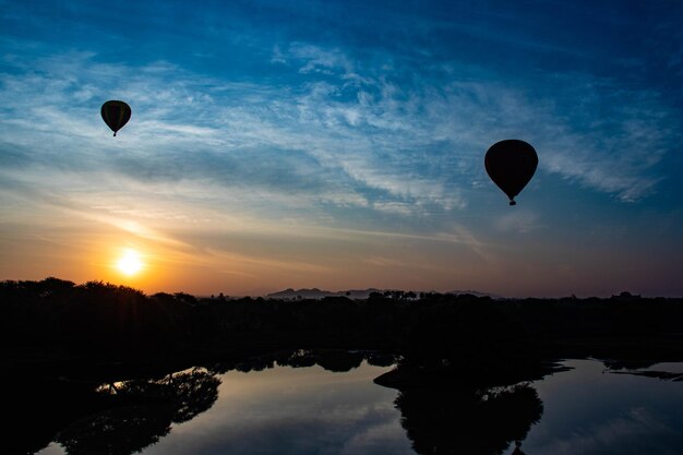 Una hermosa vista de globos en Bagan Myanmar