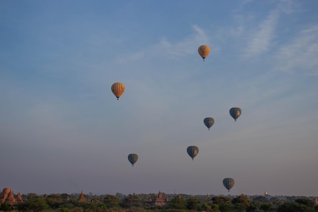 Una hermosa vista de globos en Bagan Myanmar