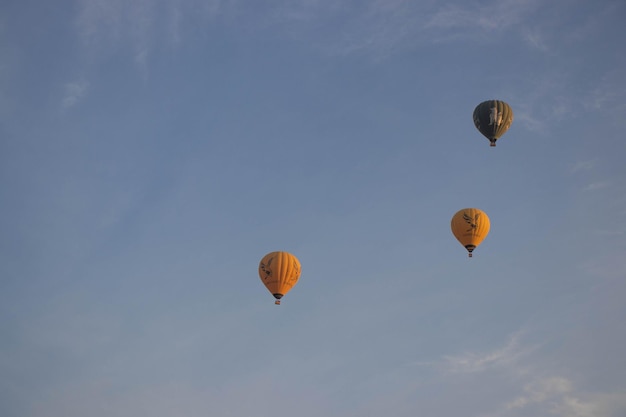 Una hermosa vista de globos en Bagan Myanmar