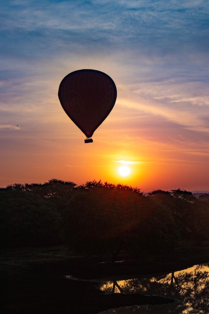 Una hermosa vista de globos en la ciudad de Bagan Myanmar