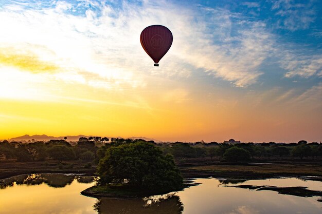 Una hermosa vista de globos en la ciudad de Bagan Myanmar