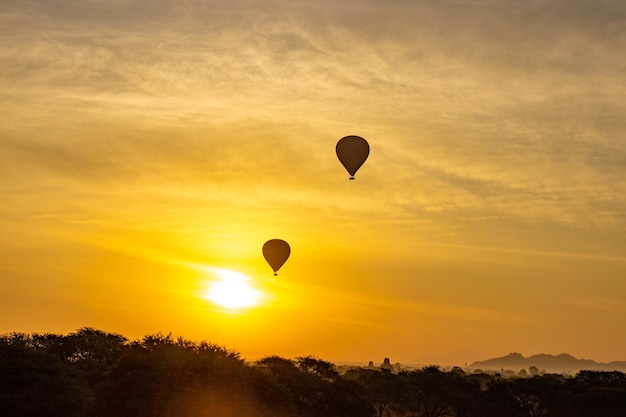 Una hermosa vista de globos en la ciudad de Bagan Myanmar