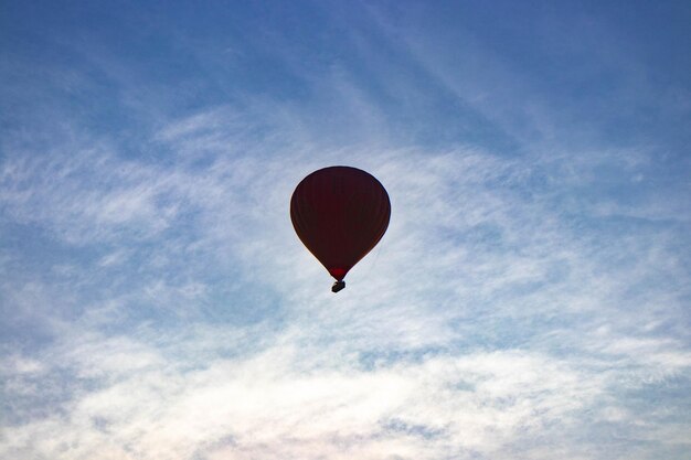 Una hermosa vista de globos en la ciudad de Bagan Myanmar