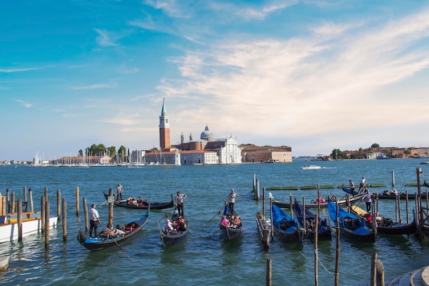 Hermosa vista de las góndolas y la Catedral de San Giorgio Maggiore, en una isla en el Veneti