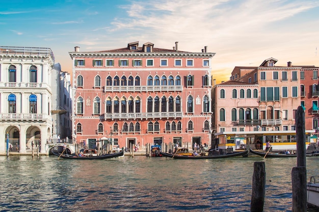 Hermosa vista de las góndolas y el Gran Canal, Venecia, Italia