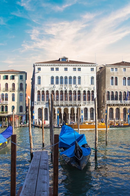 Hermosa vista de las góndolas y el Gran Canal, Venecia, Italia