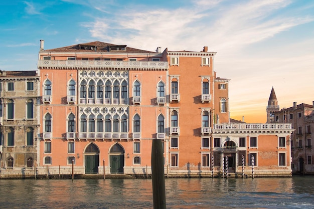 Hermosa vista de las góndolas y el Gran Canal, Venecia, Italia