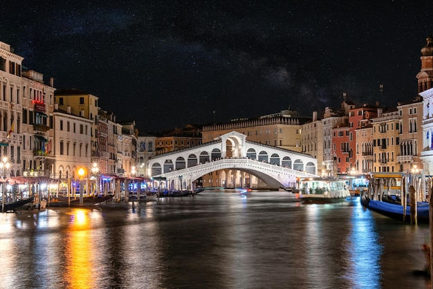 Hermosa vista del gran canal y el puente de rialto en venecia italia en la noche