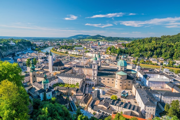 Foto hermosa vista del horizonte de la ciudad de salzburgo en el verano, austria